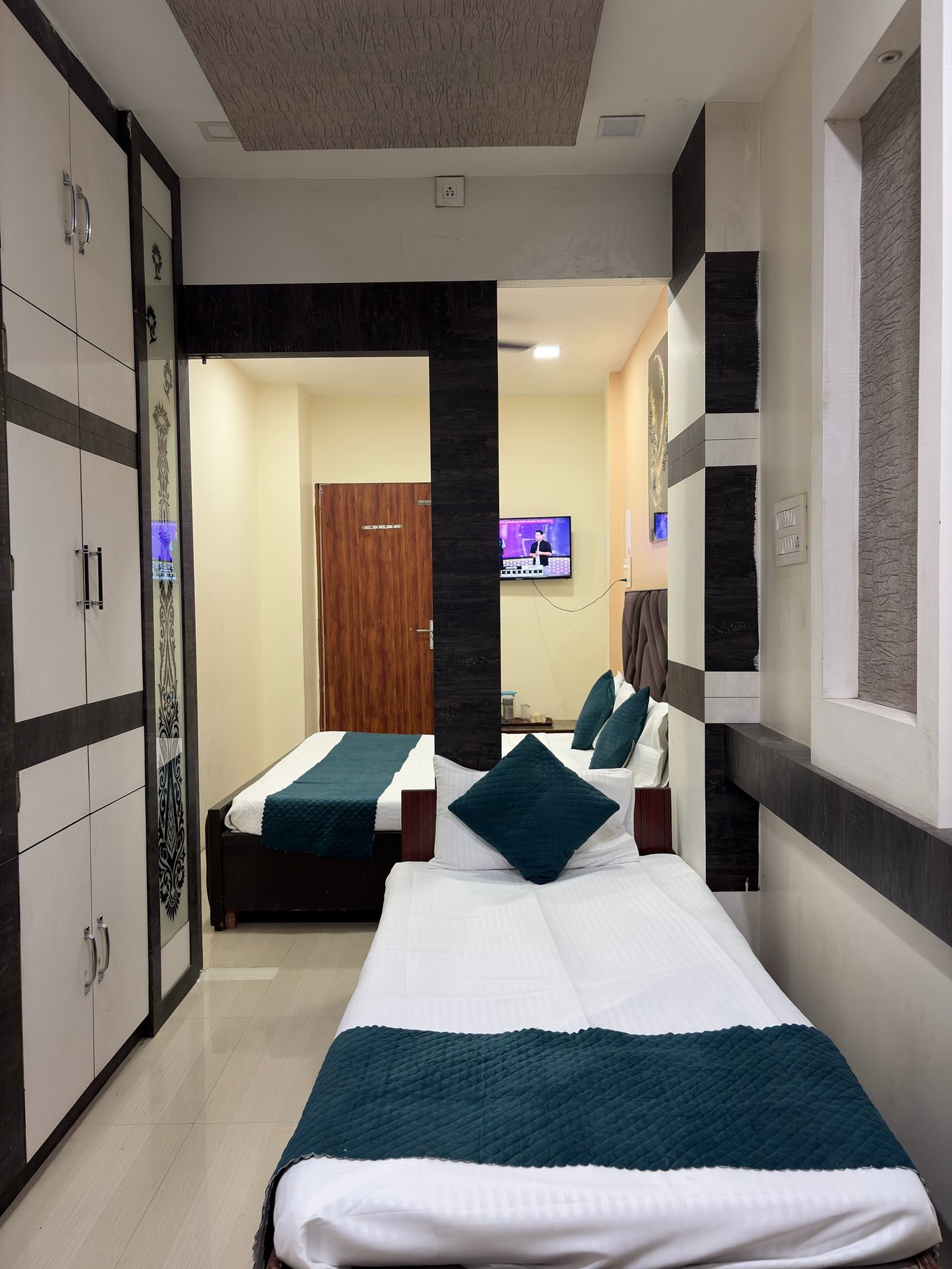 Warm cream-toned bedroom near Kashi Vishwanath Temple